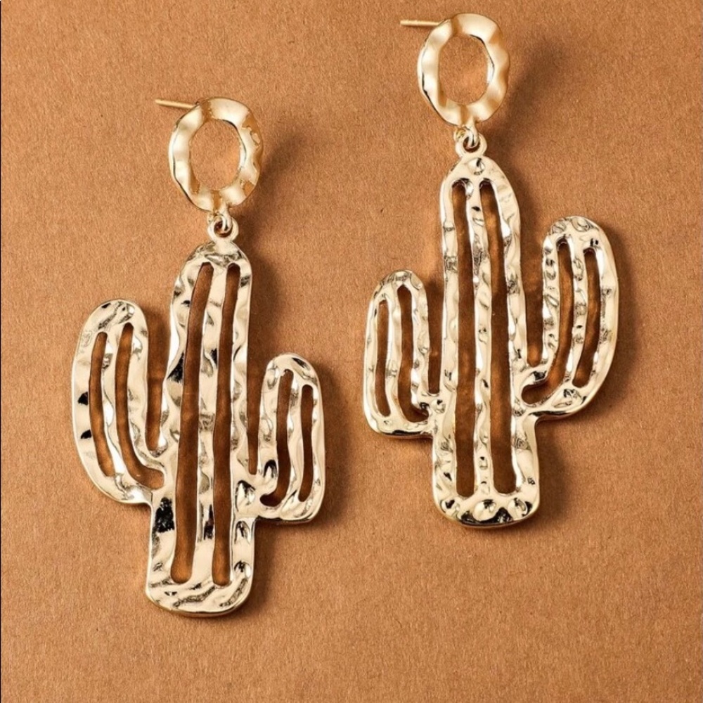 NWT Hollow Out Pineapple Drop Earrings 🍍